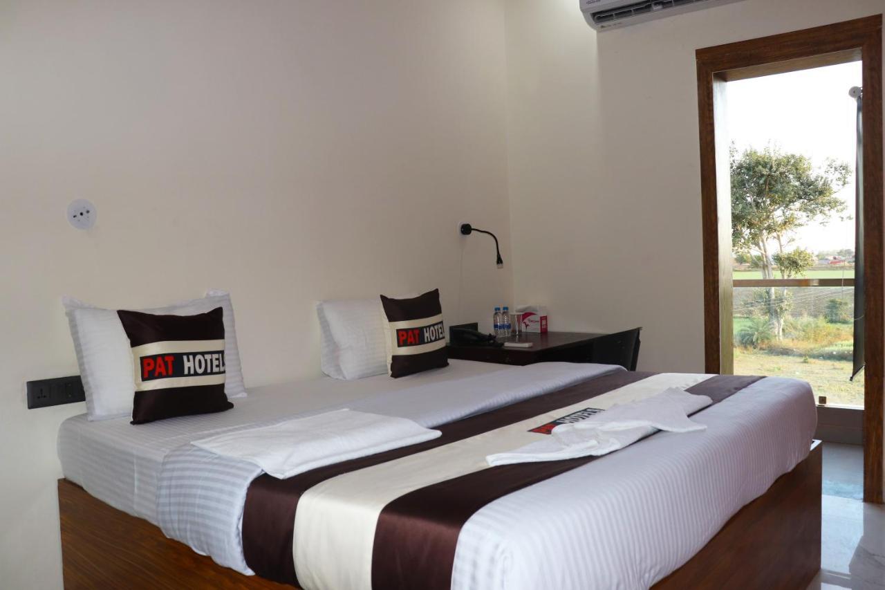 Pat Hotels Индаур Экстерьер фото