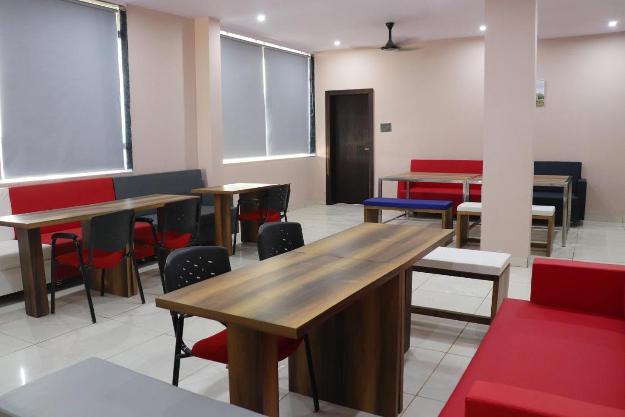 Pat Hotels Индаур Экстерьер фото